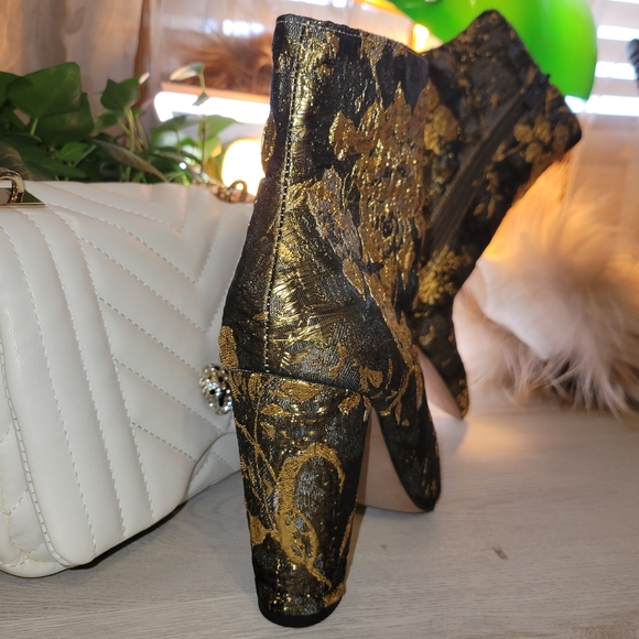 Sexy JS boots sz 6 true to size. Gold & Black ankle boots. Wore maybe 2 times. - Picture 7 of 13